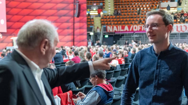 Emotional: Bayern-Ehrenpräsident Uli Hoeneß (li.) geht Michael Ott auf der JHV des Rekordmeisters an.