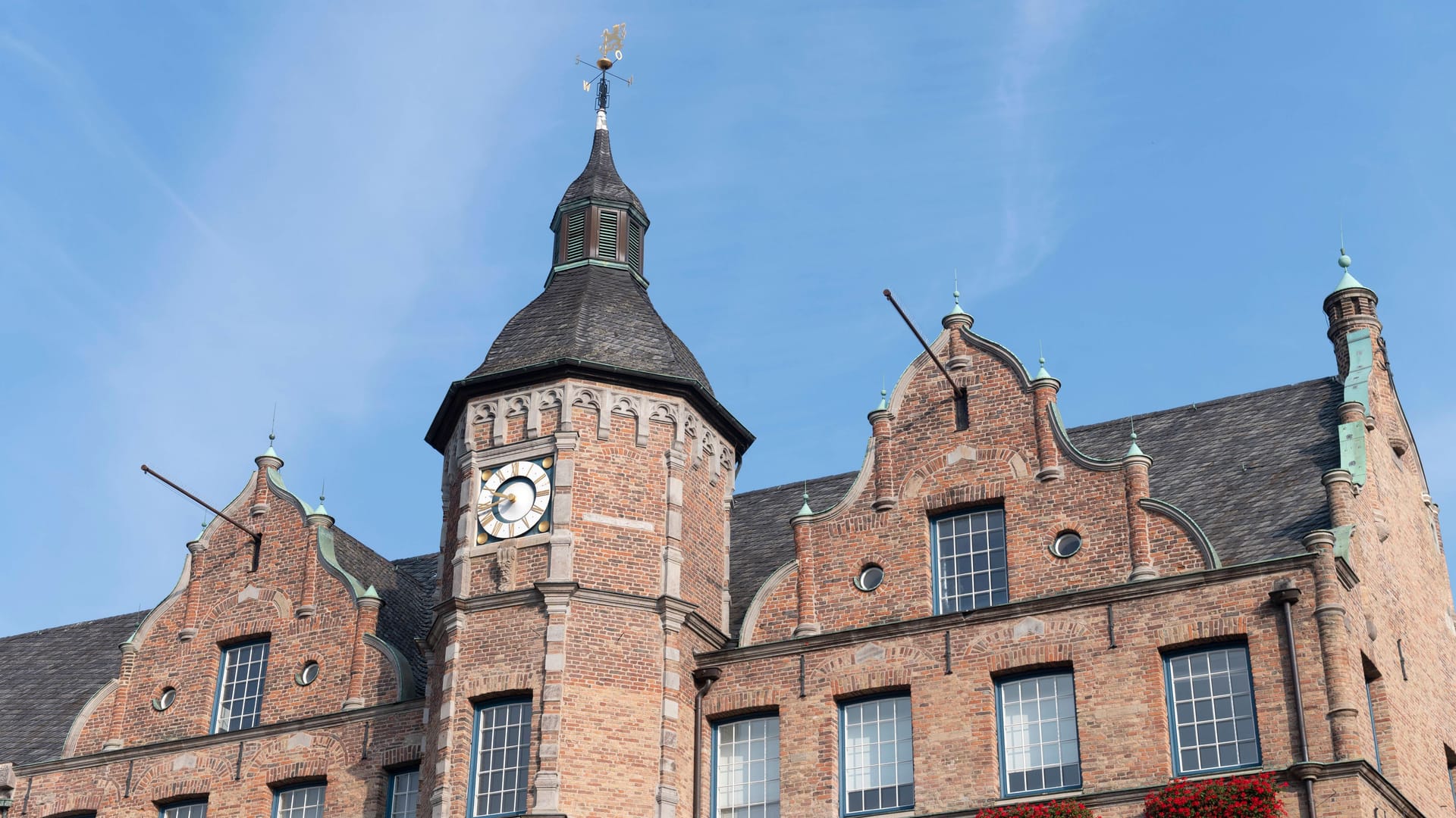 Blick auf das Rathaus in Düsseldorf (Archivbild): Ein Stadtrat soll über die Maßen von Freikarten profitiert haben. Blick auf das Rathaus in Düsseldorf (Archivbild): Ein Stadtrat soll über die Maßen von Freikarten profitiert haben.