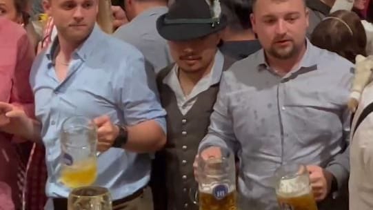 Wer kennt diese Männer? Die Polizei wendet sich im Fall einer gefährlichen Körperverletzung an die Öffentlichkeit. Wer kennt diese Männer? Die Polizei wendet sich im Fall einer gefährlichen Körperverletzung an die Öffentlichkeit.
