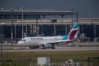 Eine Eurowings-Maschine am Flughafen BER (Archivbild): Fast alle Flüge der Airline fallen am Donnerstag in der Hauptstadt aus.