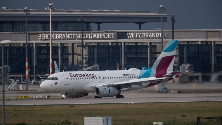 Eine Eurowings-Maschine am Flughafen BER (Archivbild): Fast alle Flüge der Airline fallen am Donnerstag in der Hauptstadt aus.