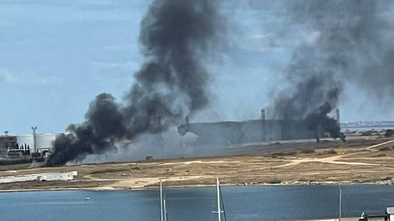 Angriff in Sewastopol: Die Aufnahme soll das getroffene Marineschiff zeigen.