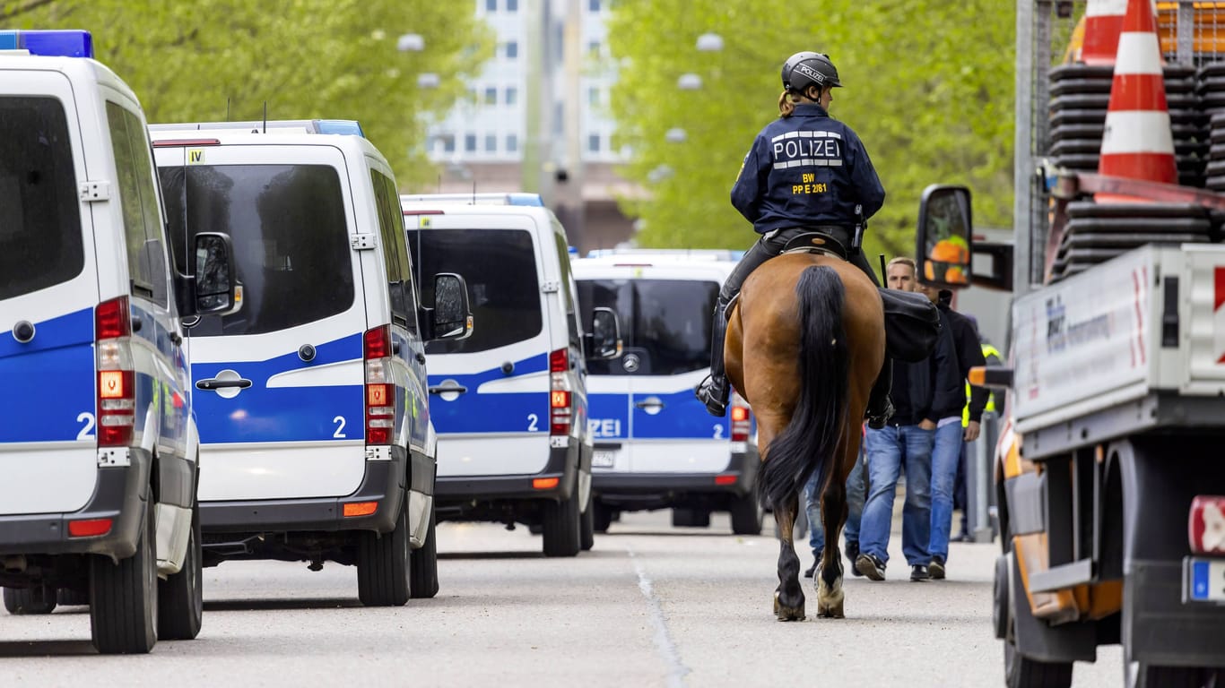 Polizei in Stuttgart (Archivbild): Nach dem Spiel zwischen dem VfB und dem VfL Bochum kam es zu Auseinandersetzungen zwischen Fans und Polizei.