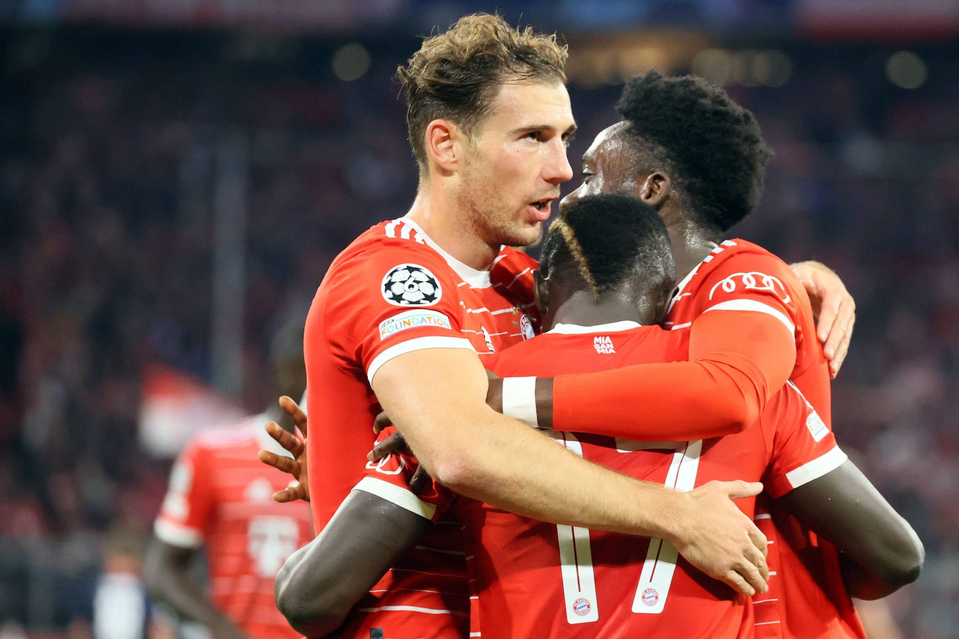 Leon Goretzka, Sadio Mané und Alphonso Davies (v. l. n. r.): Die Münchner sind Tabellenerster.