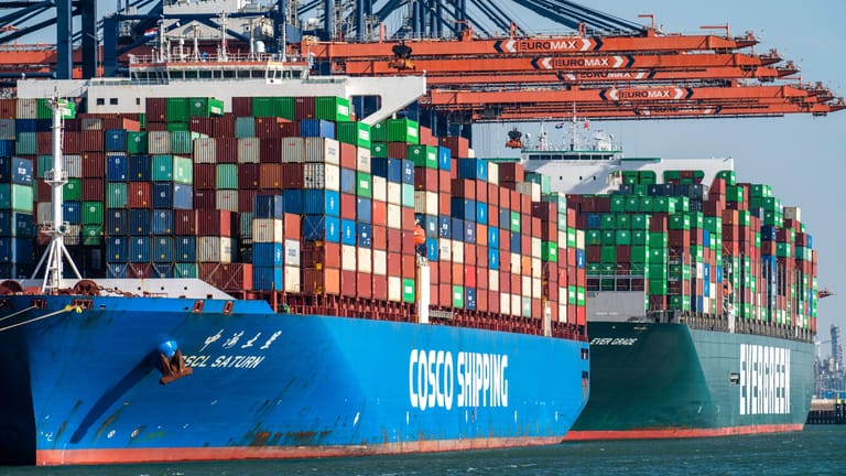 Ein Frachter der Reederei Cosco steht am Euromax Terminal in Rotterdam: Der niederländische Hafen ist mit Abstand der größte in Europa.