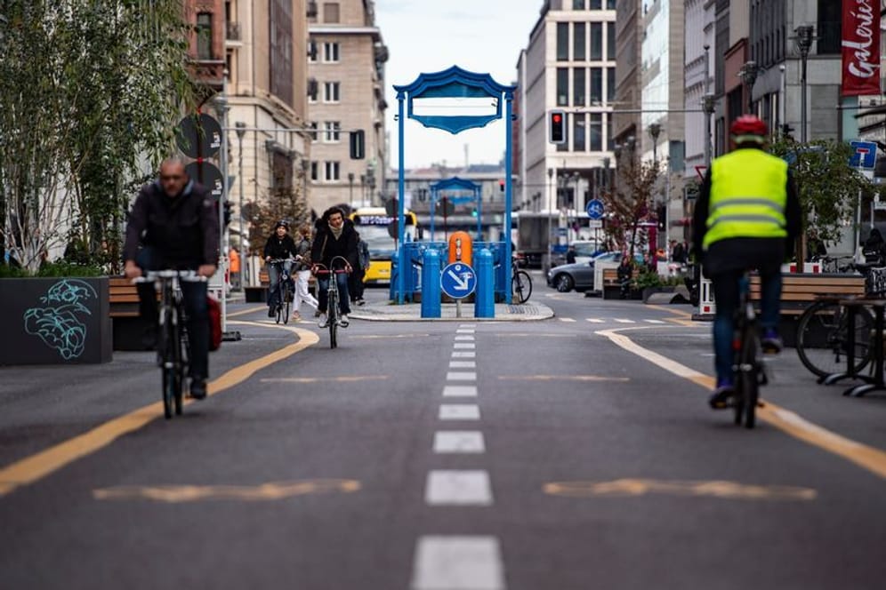 Radfahrer auf der Friedrichstraße (Archivbild): Bald könnten auch wieder Autos fahren.