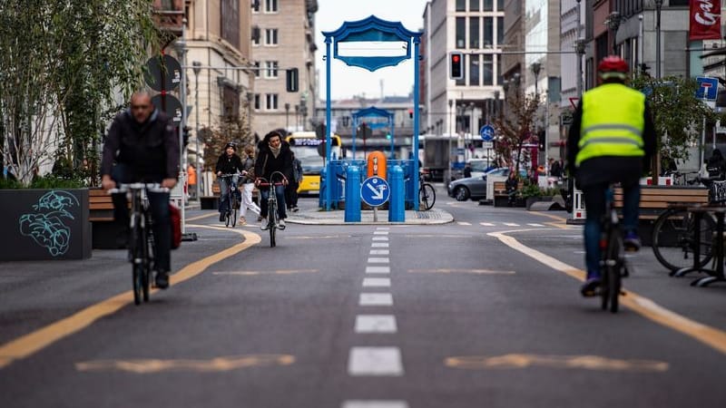 Radfahrer auf der Friedrichstraße (Archivbild): Bald könnten auch wieder Autos fahren. Radfahrer auf der Friedrichstraße (Archivbild): Bald könnten auch wieder Autos fahren.