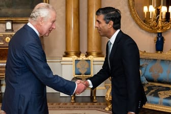 König Charles III. und Rishi Sunak: Der Monarch empfängt den neuen Premierminster im Buckingham-Palast.