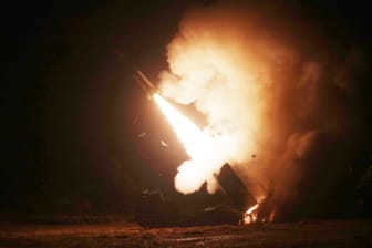 Eine Rakete des Army Tactical Missile Systems (ATACMS) wird während einer gemeinsamen Militärübung zwischen den USA und Südkorea an einem ungenannten Ort in Südkorea abgefeuert.