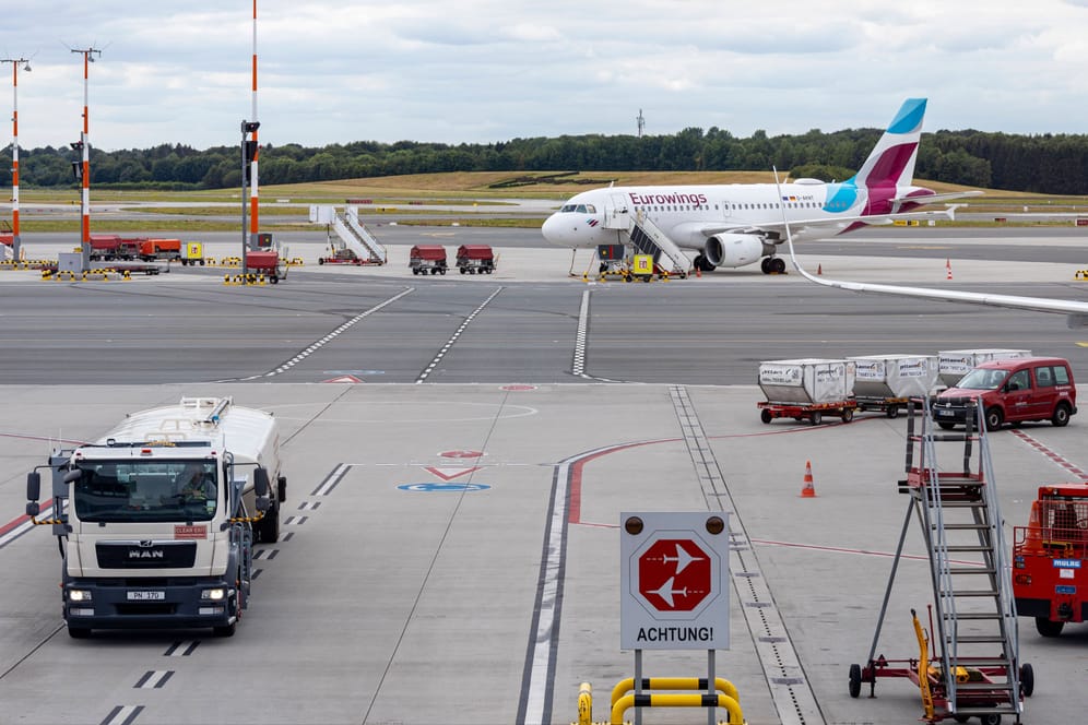 Eine Eurowings-Maschine am Flughafen Hamburg (Archivbild): Auch der Airport in der Hansestadt ist vom Streik betroffen.