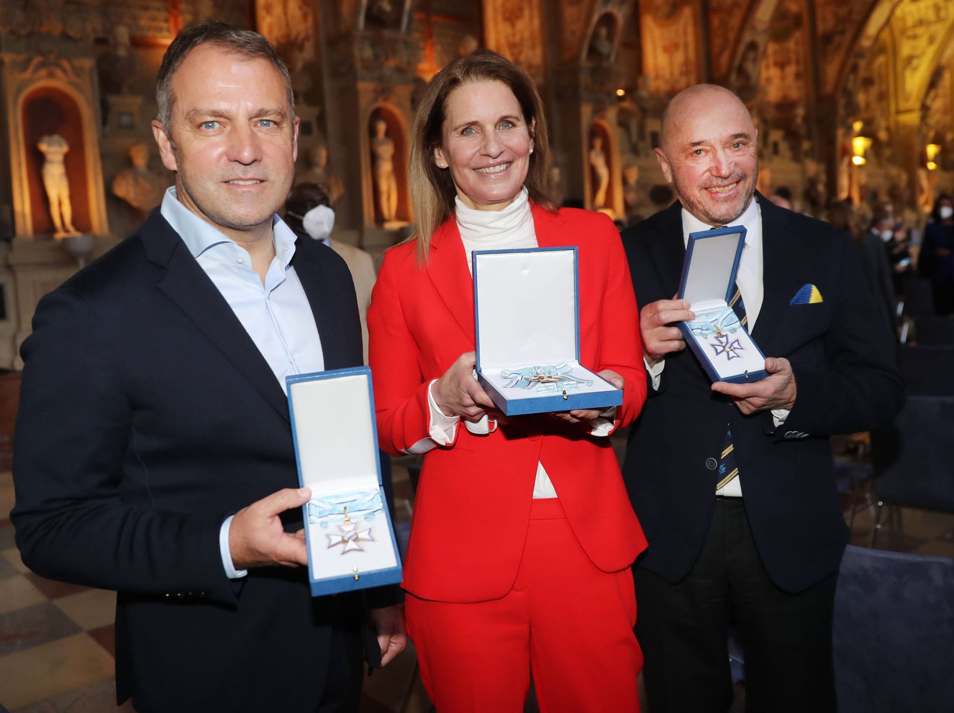 Verleihung des Bayerischen Verdienstordens: Hansi Flick, Katrin Müller-Hohenstein und Christian Neureuther zeigen stolz ihre Auszeichnung.