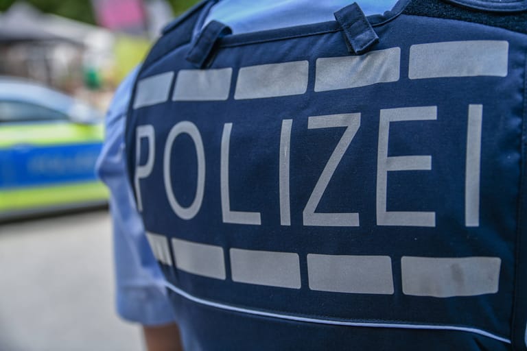 Polizei (Symbolbild): Ein Iraner wurde in Passau unter einem Vorwand ins Amt gelockt und von zwei Polizisten verhaftet.