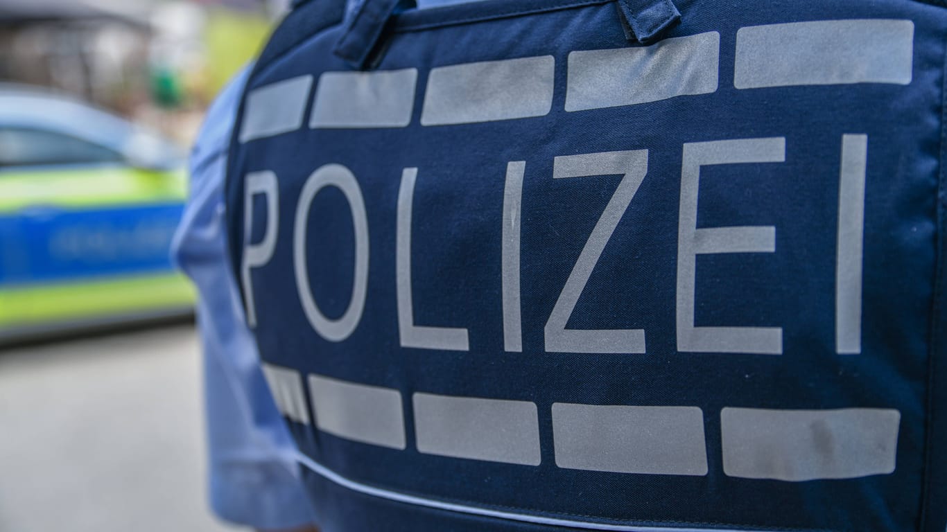 Polizei (Symbolbild): Ein Iraner wurde in Passau unter einem Vorwand ins Amt gelockt und von zwei Polizisten verhaftet.