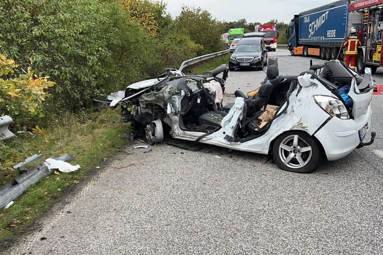 Unfall in Neumünster: Der Autofahrer starb noch am Unfallort.