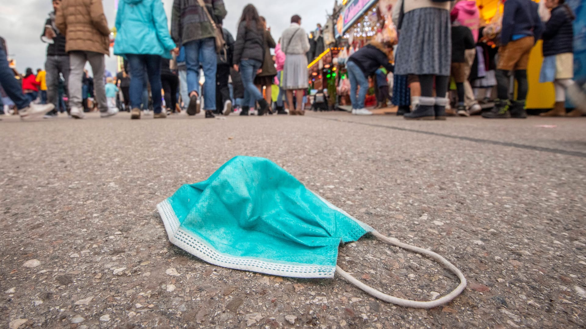 Maske liegt auf dem Boden: Rund 800 Millionen Masken aus dem Bestand des Bundes können nicht mehr verwendet werden.