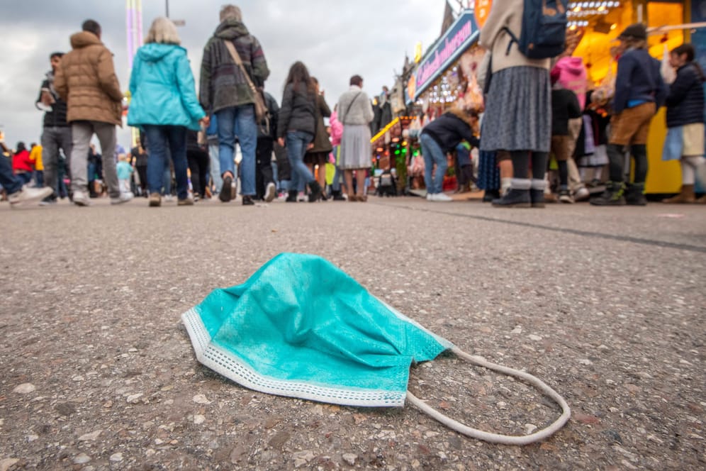 Maske liegt auf dem Boden: Rund 800 Millionen Masken aus dem Bestand des Bundes können nicht mehr verwendet werden.
