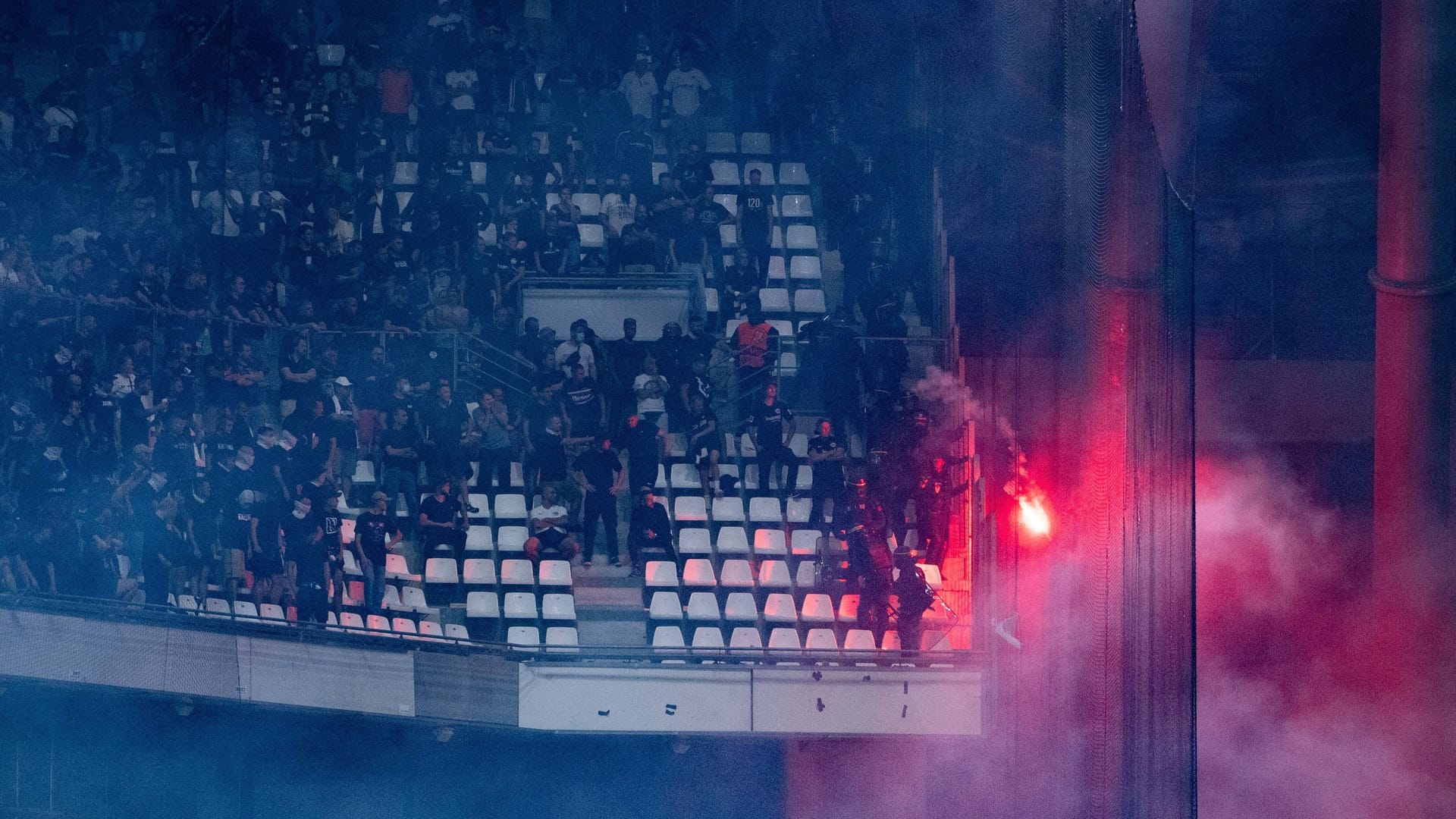 Der Frankfurter Gästeblock in Marseille.