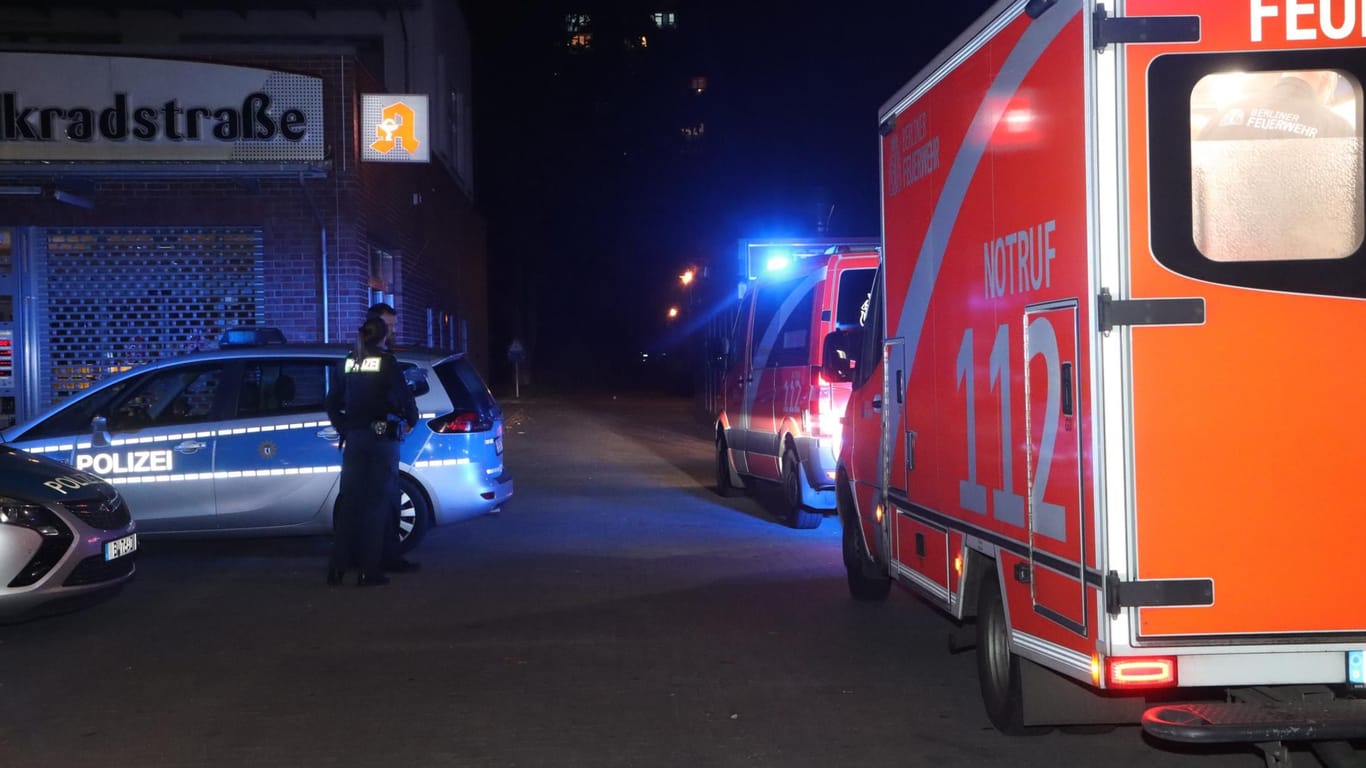 Tatort in der Volkradstraße: Der junge Mann musste schwer verletzt ins Krankenhaus gebracht werden.