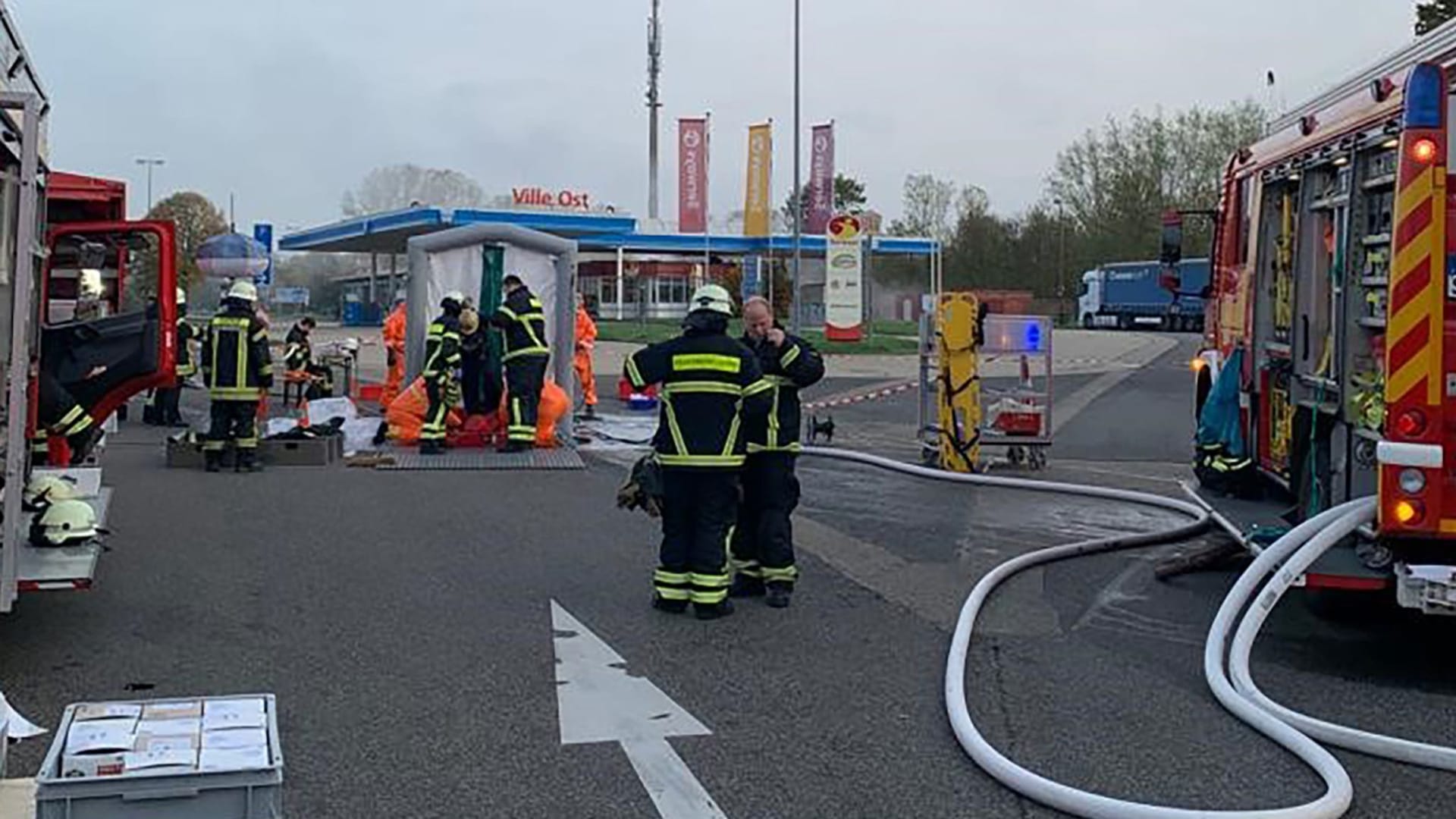 Einsatzkräfte der Feuerwehr müssen durch eine Schleuse gehen, um sich zu reinigen: Rastende hatten unter anderem über tränende Augen geklagt.