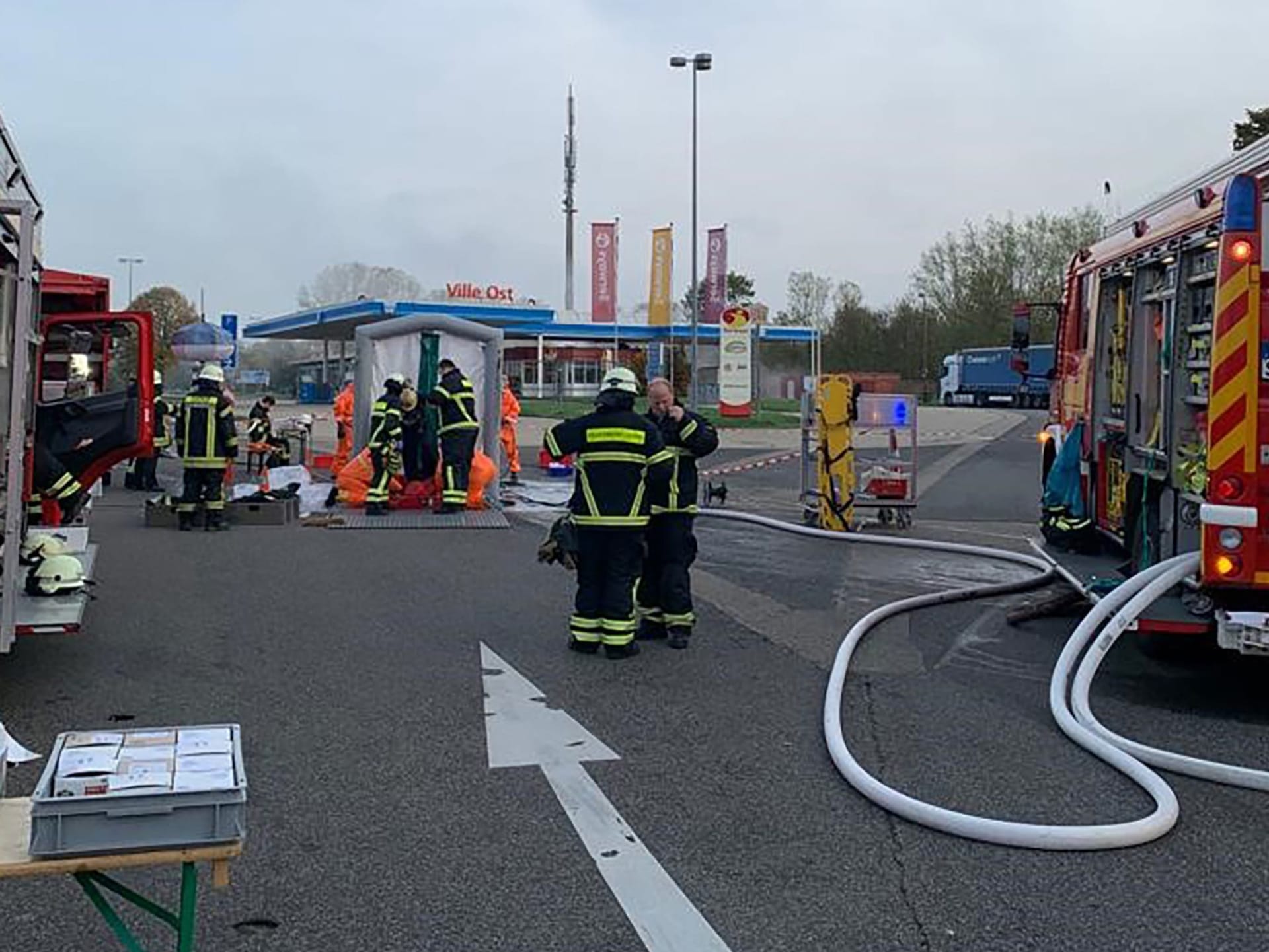 Einsatzkräfte der Feuerwehr müssen durch eine Schleuse gehen, um sich zu reinigen: Rastende hatten unter anderem über tränende Augen geklagt.