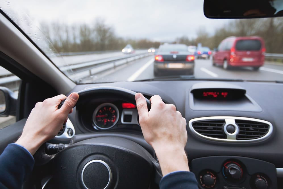 Sicherheitsabstand: Gerade auf Autobahnen kann der Abstand zum Vordermann oft zu gering sein.