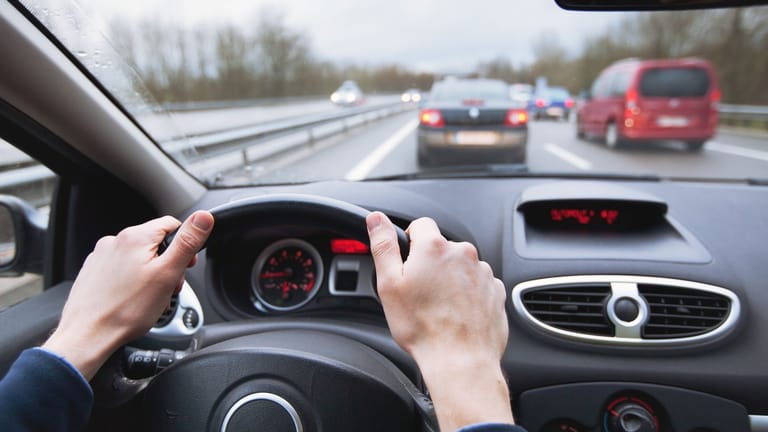 Sicherheitsabstand: Gerade auf Autobahnen kann der Abstand zum Vordermann oft zu gering sein.