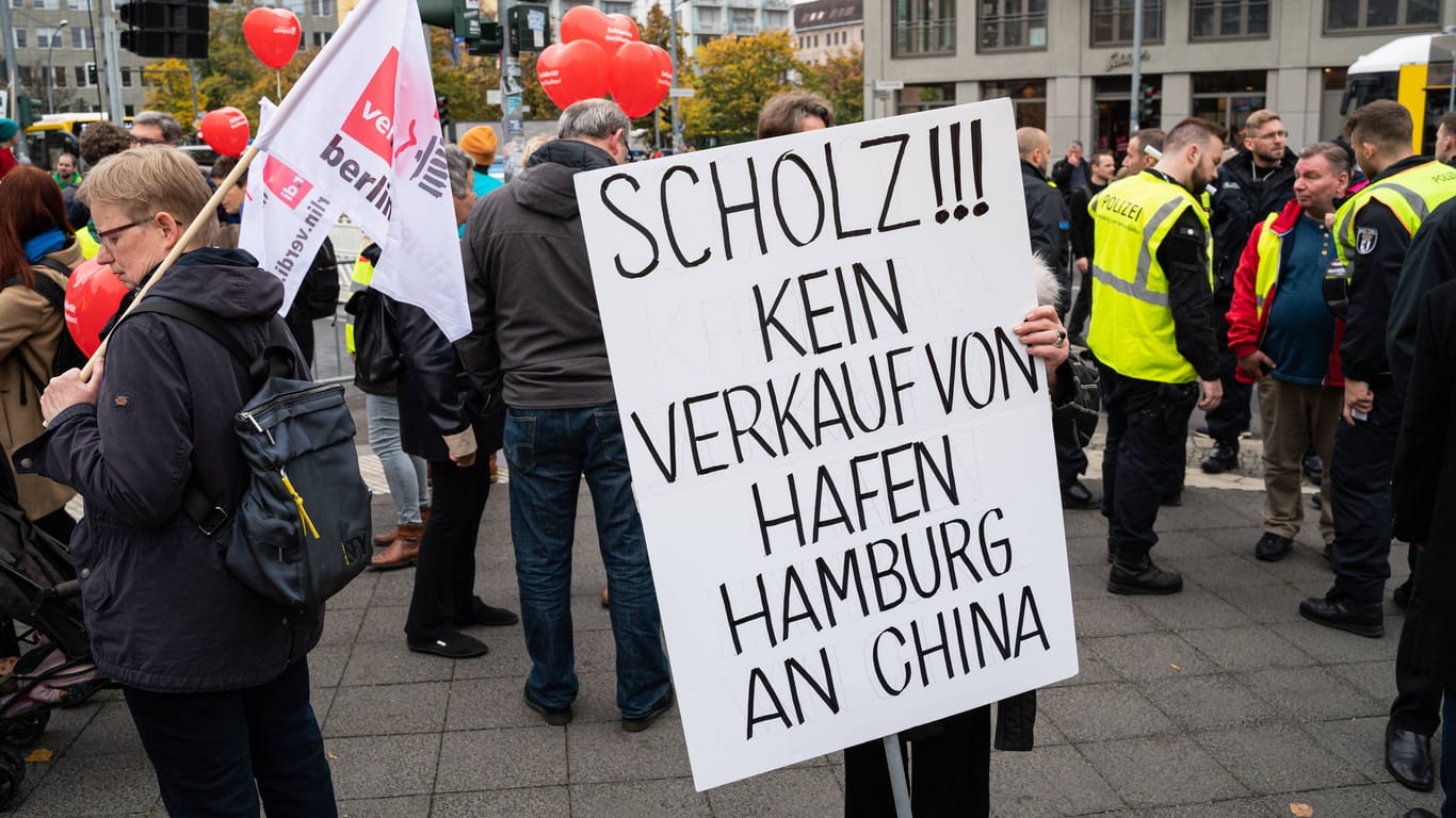 Aktivistin protestiert in Berlin gegen die Beteiligung von Cosco an einem Terminal des Hamburger Hafens: Der Einstieg wird von vielen kritisch gesehen.