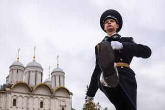 Ein Mitglied von Präsident Putins Ehrengarde bei einem Wachwechsel vor dem Kreml in Moskau: Während draußen marschiert wird, sorgt drinnen das Haushaltsdefizit für Sorge.