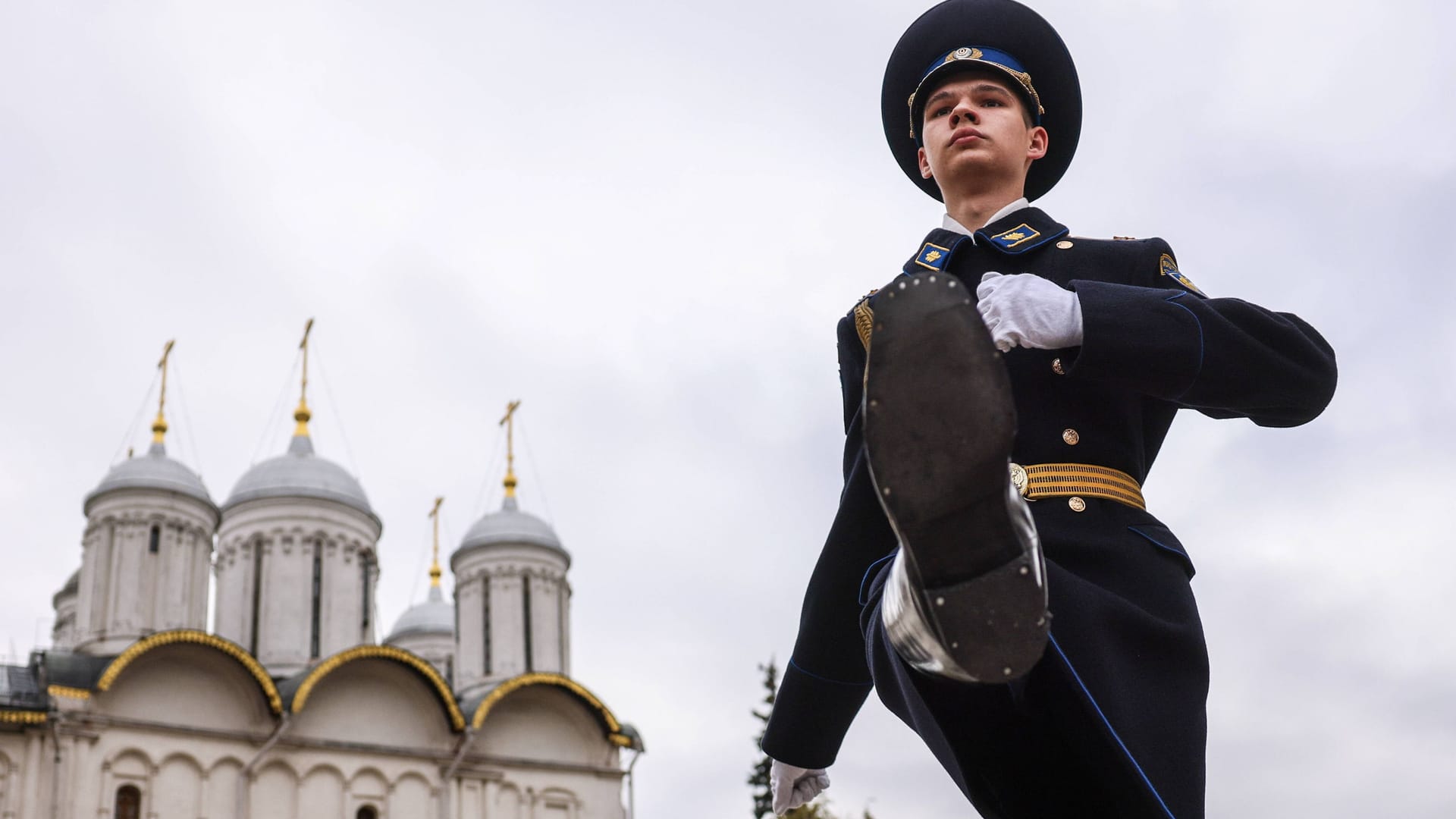 Ein Mitglied von Präsident Putins Ehrengarde bei einem Wachwechsel vor dem Kreml in Moskau: Während draußen marschiert wird, sorgt drinnen das Haushaltsdefizit für Sorge.