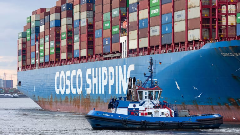Containerschiff von Cosco: Der Bund hat einen Deal mit China genehmigt.