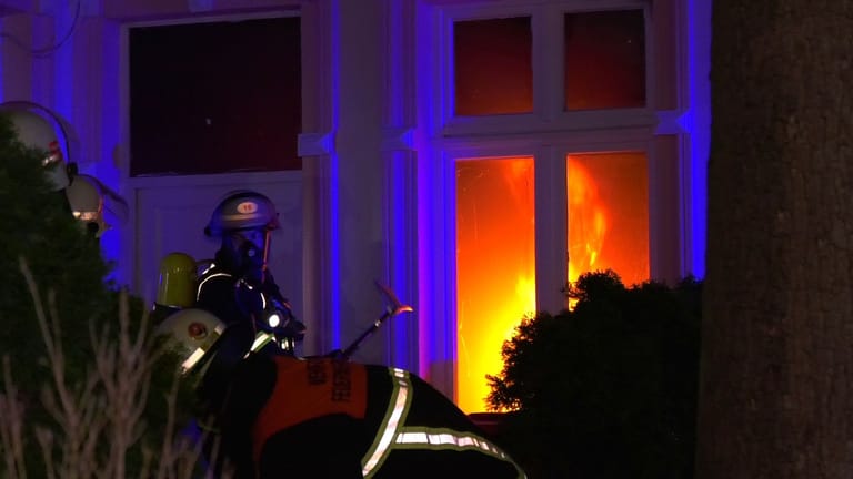 Flammen lodern im Erdgeschoss des Gebäudes: Ein Brandsatz soll vor dem Fenster gefunden worden sein.