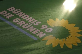 Ein Banner zeigt das Logo der Grünen (Symbolbild): Die Partei trauert um ihre verstorbene Ratsfrau.