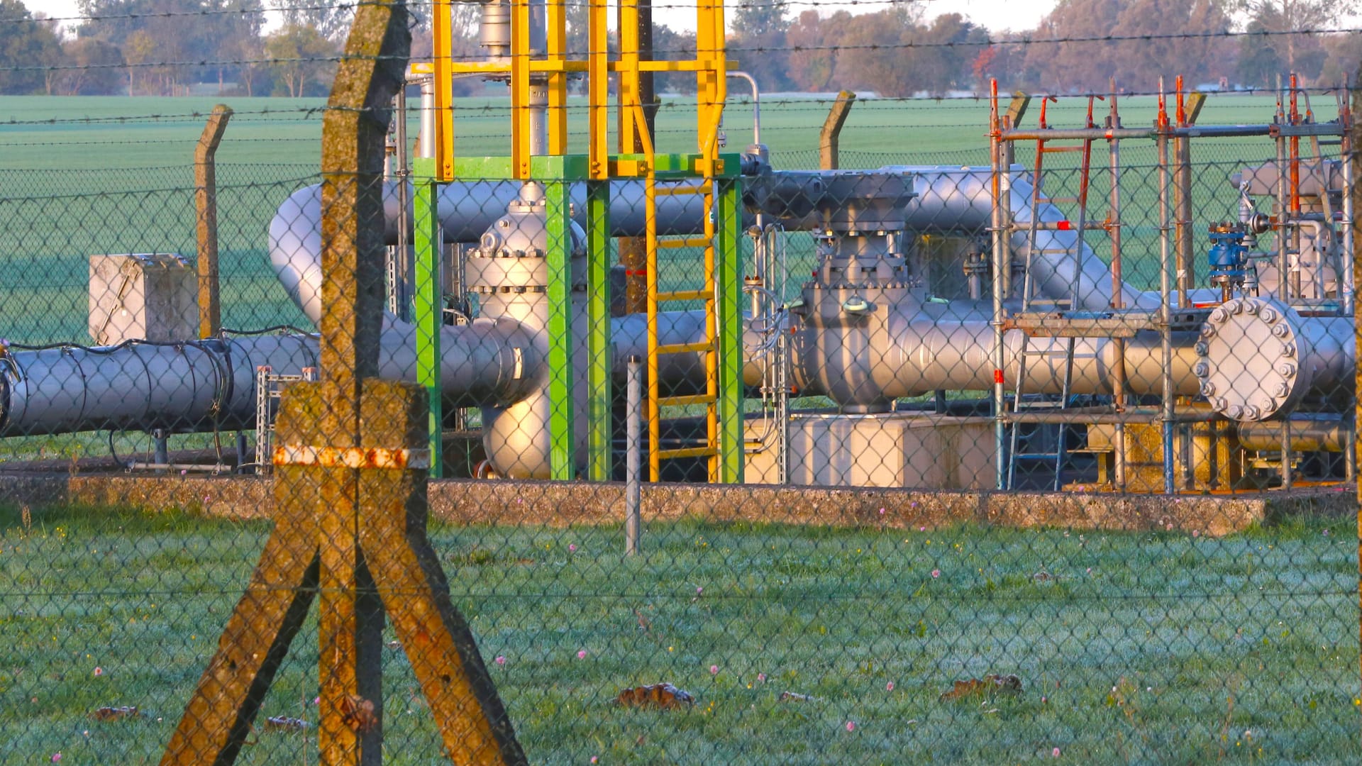 Pumpstation für die Erdölleitung Rostock-Schwedt, MV: Die wirtschaftliche Erholung in China bleibt auf wackeligen Beinen. Pumpstation für die Erdölleitung Rostock-Schwedt, MV: Die wirtschaftliche Erholung in China bleibt auf wackeligen Beinen.