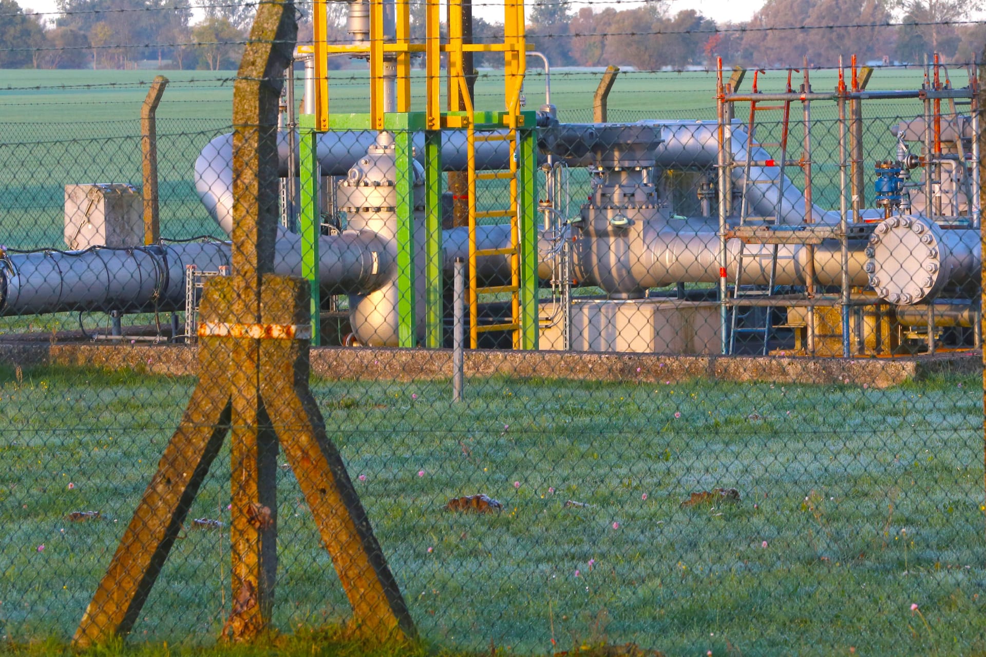Pumpstation für die Erdölleitung Rostock-Schwedt, MV: Die wirtschaftliche Erholung in China bleibt auf wackeligen Beinen. Pumpstation für die Erdölleitung Rostock-Schwedt, MV: Die wirtschaftliche Erholung in China bleibt auf wackeligen Beinen.