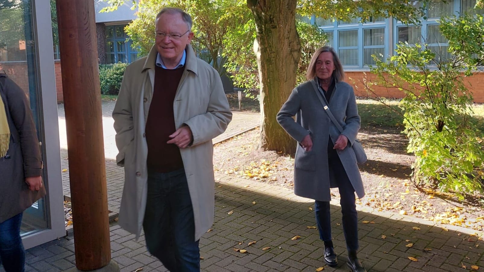 Stephan Weil kommt um kurz nach 11 mit seiner Frau Rosemarie Kerkow-Weil in das Wahlbüro in Hannover-Kirchrode.