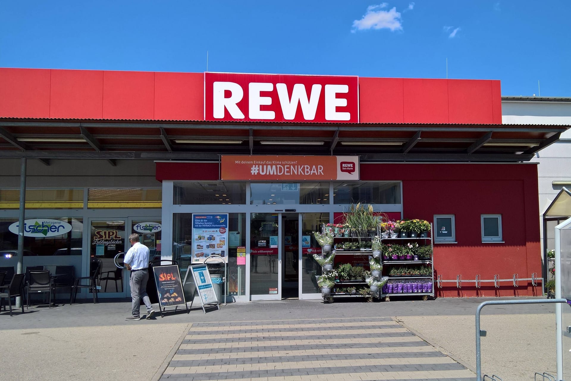 Der Eingang zu einem Rewe-Supermarkt (Symbolbild): An der Pinnwand des Marktes hat der Detektiv seinen Aushang gemacht.