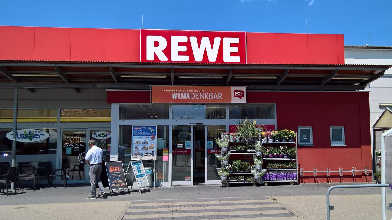 Der Eingang zu einem Rewe-Supermarkt (Symbolbild): An der Pinnwand des Marktes hat der Detektiv seinen Aushang gemacht.