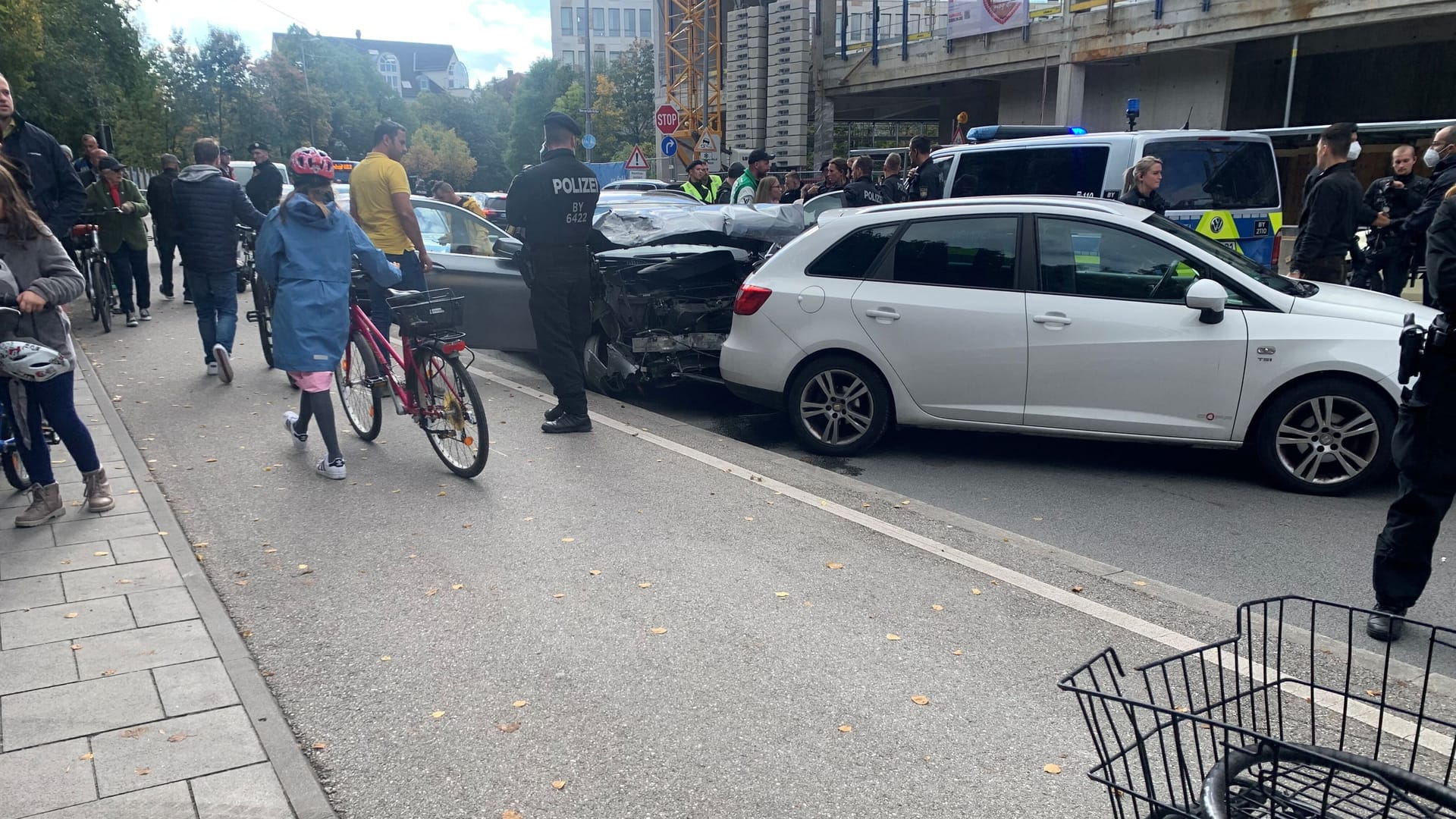 Unfall an der Wiesn: Der Fahrer erlitt einen medizinischen Notfall.