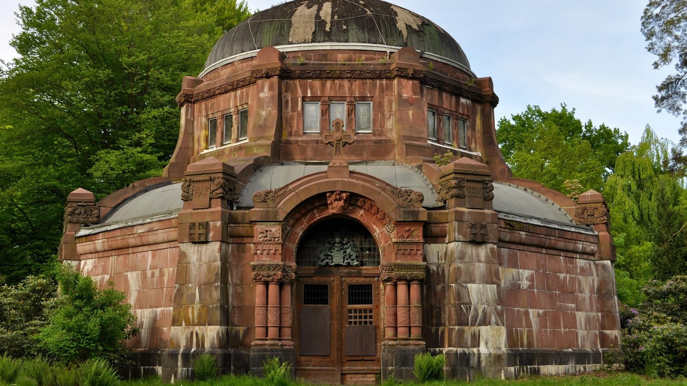Rekordhalter: Der Friedhof Ohlsdorf ist nicht nur der größte Parkfriedhof der Welt er beherbergt auch zahlreiche eindrucksvolle Mausoleen.