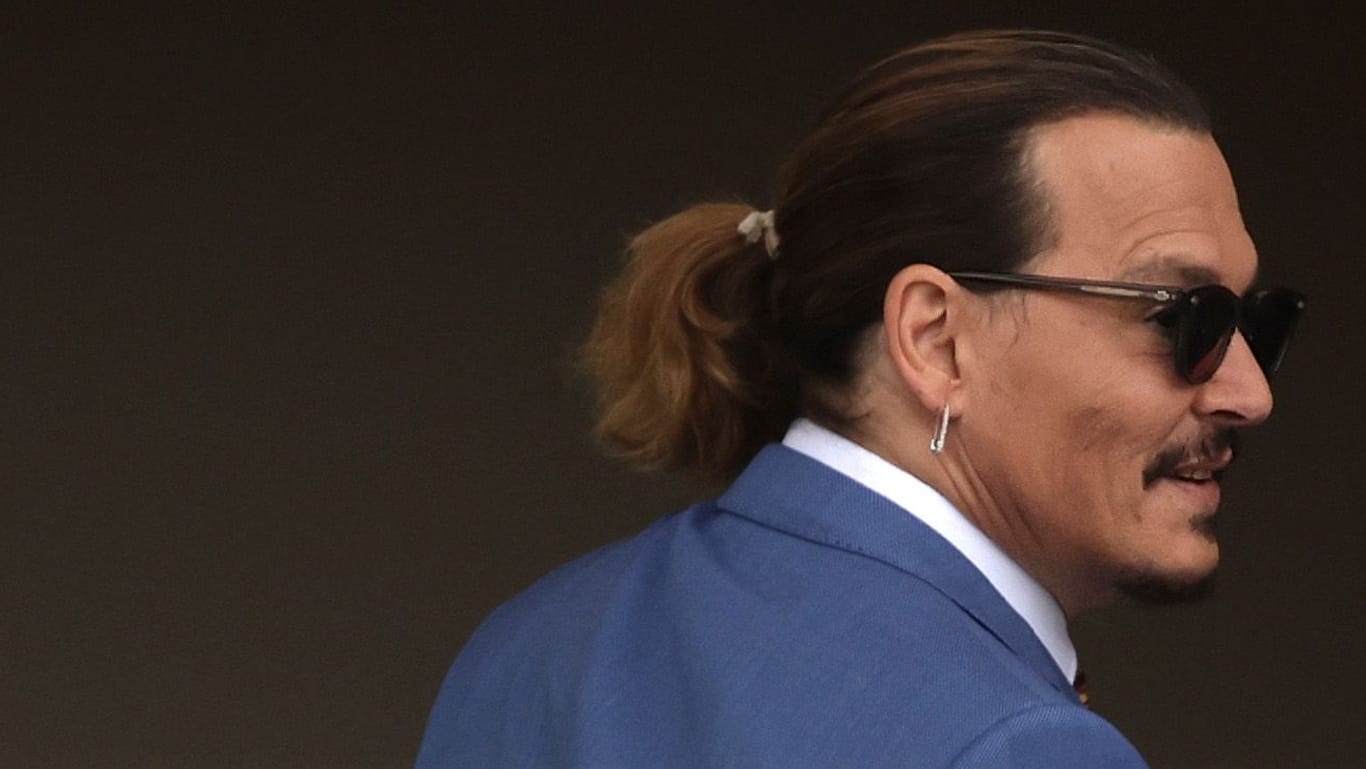 Johnny Depp: Der Schauspieler zeigte sich im Gerichtssaal mit Bart und Zopf.