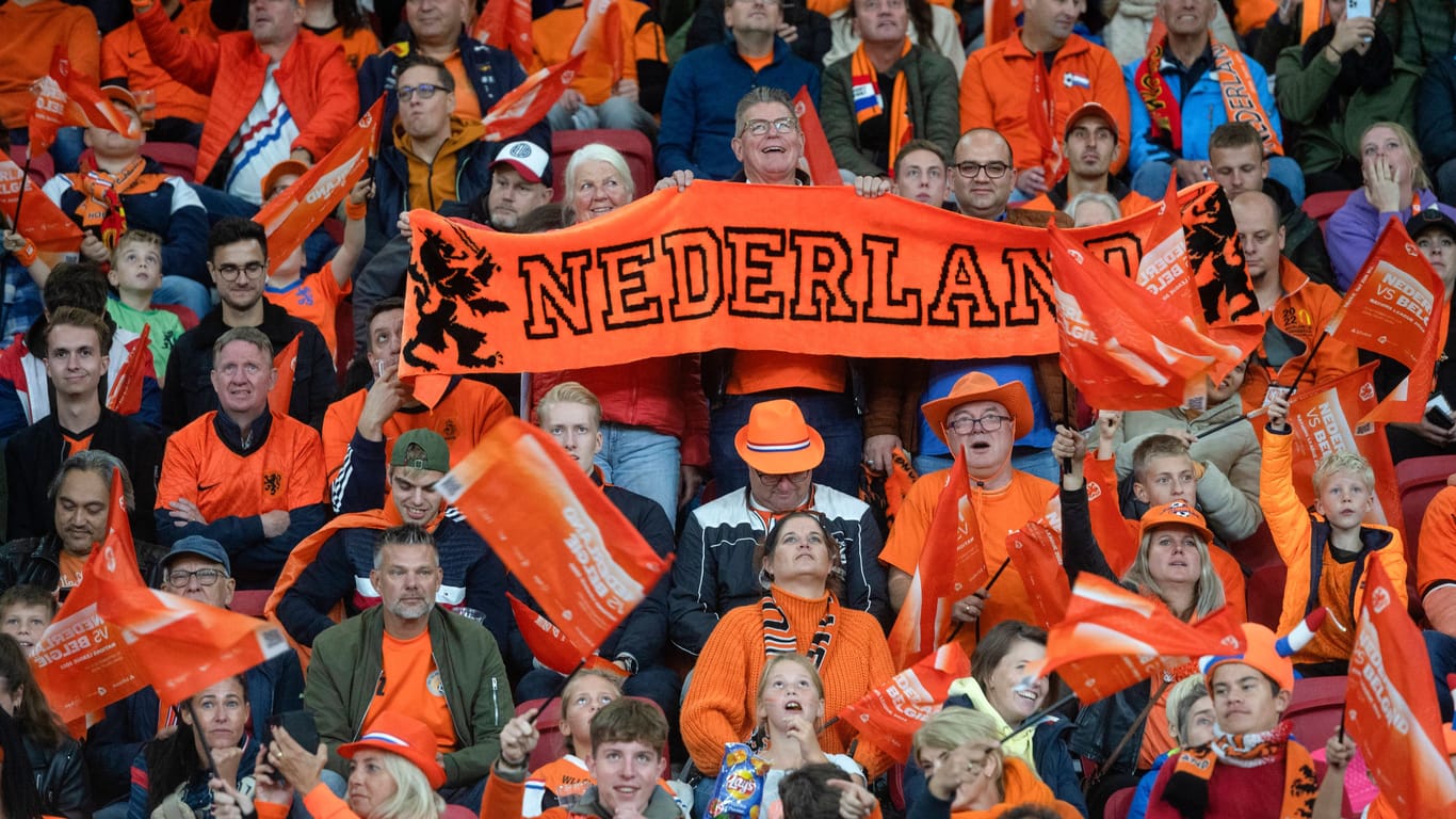 Niederländische Fans (Symbolbild): Katar soll Anhänger für positive Eindruck-Vermittlung bezahlen.