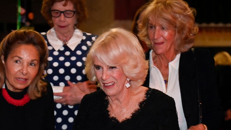 Königsgemahlin Camilla beim Booker Prize 2022: Im Hintergrund rechts ist ihre Schwester Annabel Elliot zu sehen.