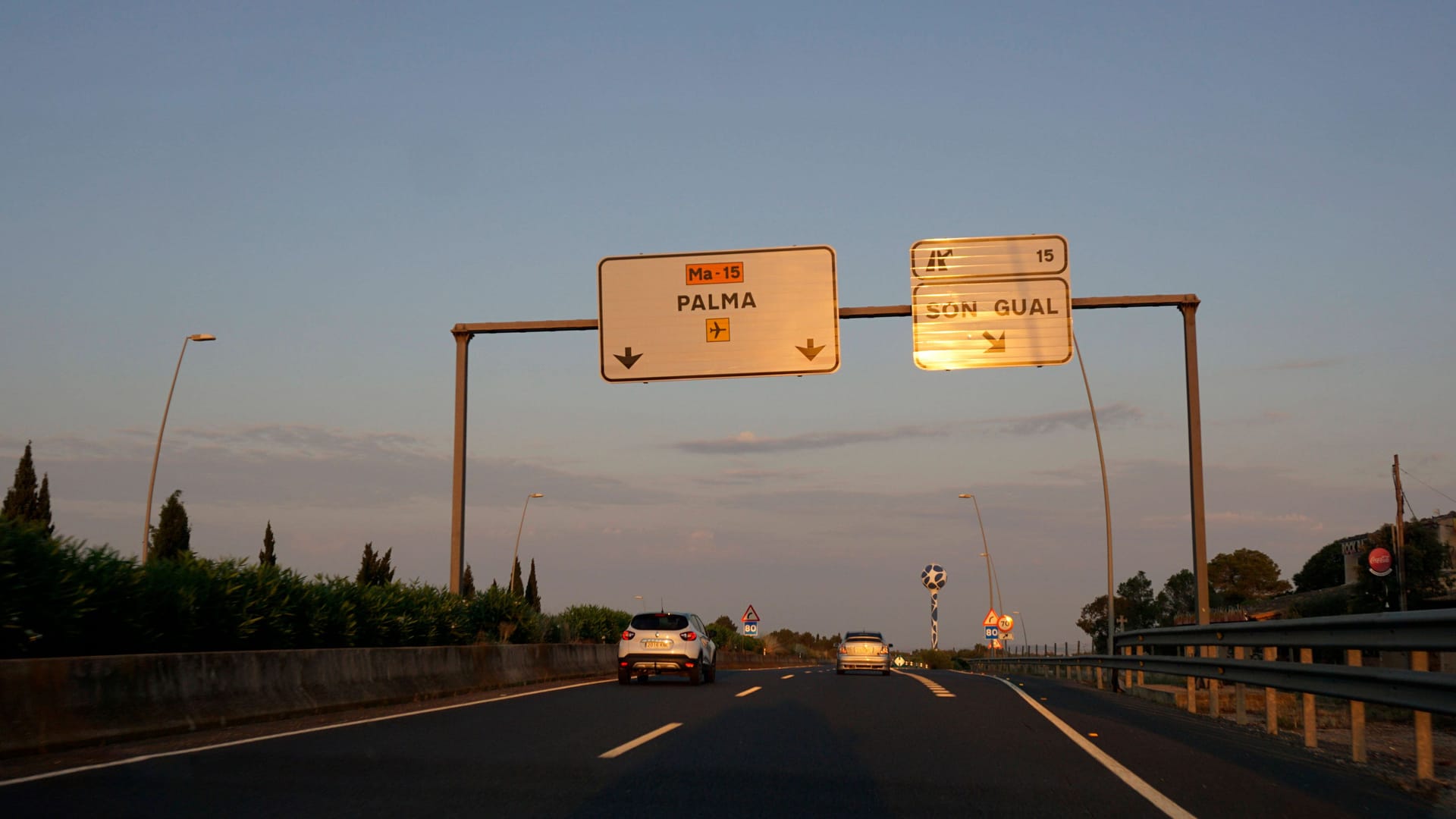 Autobahn auf Mallorca: Der deutsche Urlauber soll sich alkoholisiert auf die Fahrbahn gelegt haben.