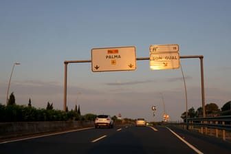 Autobahn auf Mallorca: Der deutsche Urlauber soll sich alkoholisiert auf die Fahrbahn gelegt haben.