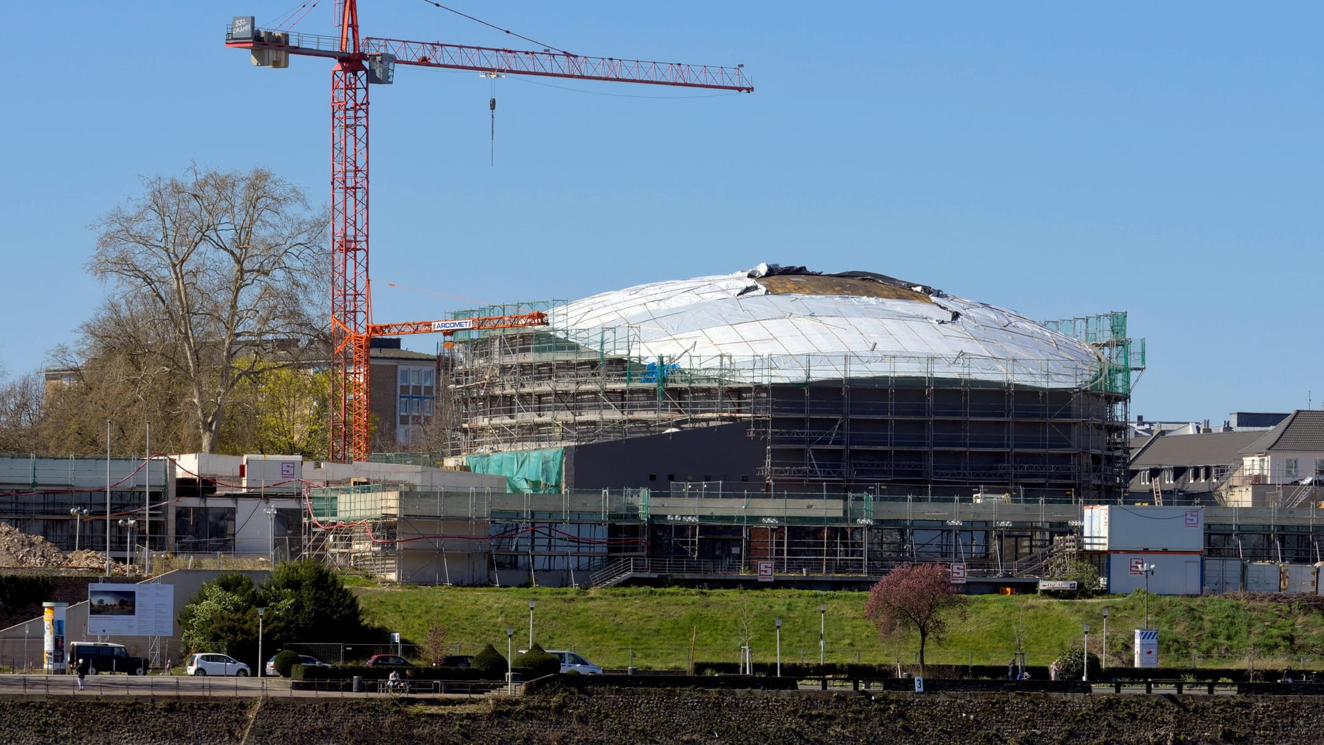 Die Baustelle der Sanierung der Beethovenhalle in Bonn (Archivbild): Wie teuer das Bauprojekt final wird, ist noch nicht absehbar.