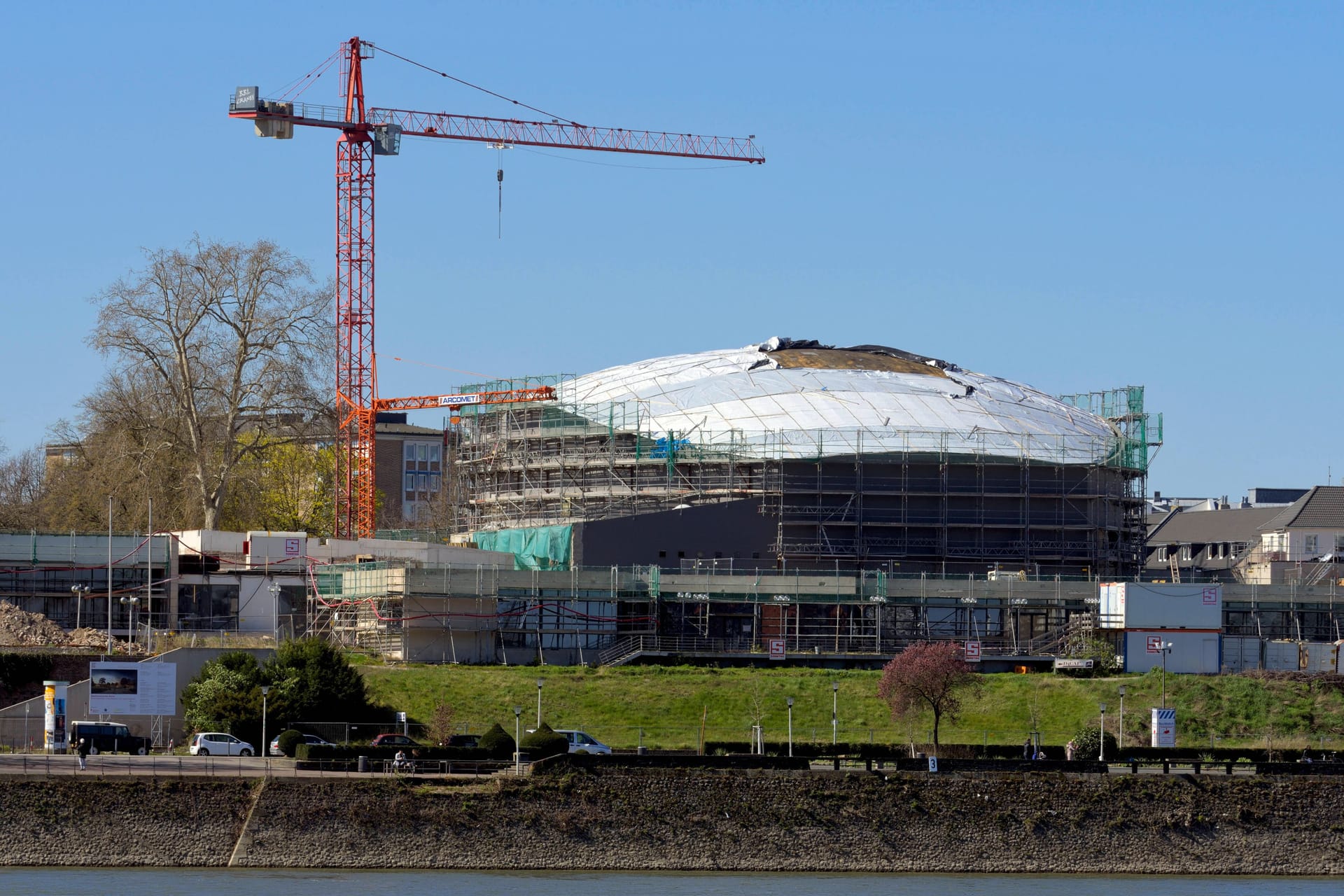 Die Baustelle der Sanierung der Beethovenhalle in Bonn (Archivbild): Wie teuer das Bauprojekt final wird, ist noch nicht absehbar.