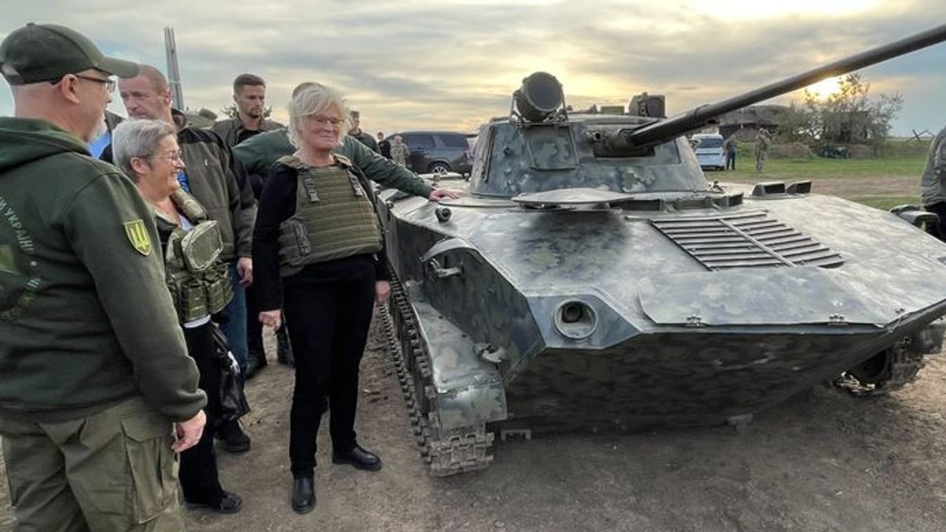 Verteidigungsministerin Christine Lambrecht (SPD, 3.v.l) besichtigt mit ihrem ukrainischen Amtskollegen Olexij Resnikow (l) eine Verteidigungsstellung außerhalb von Odessa und lässt sich einen von den Russen erbeuteten Panzer zeigen.