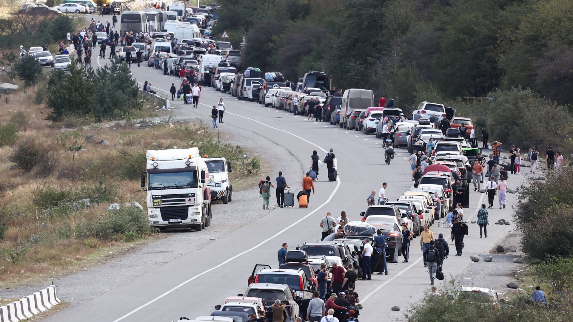 Stau an Grenzübergang zwischen Georgien und Russland: Nach Putins verkündeter Mobilmachung wollen tausende Russen ihr Heimatland verlassen.