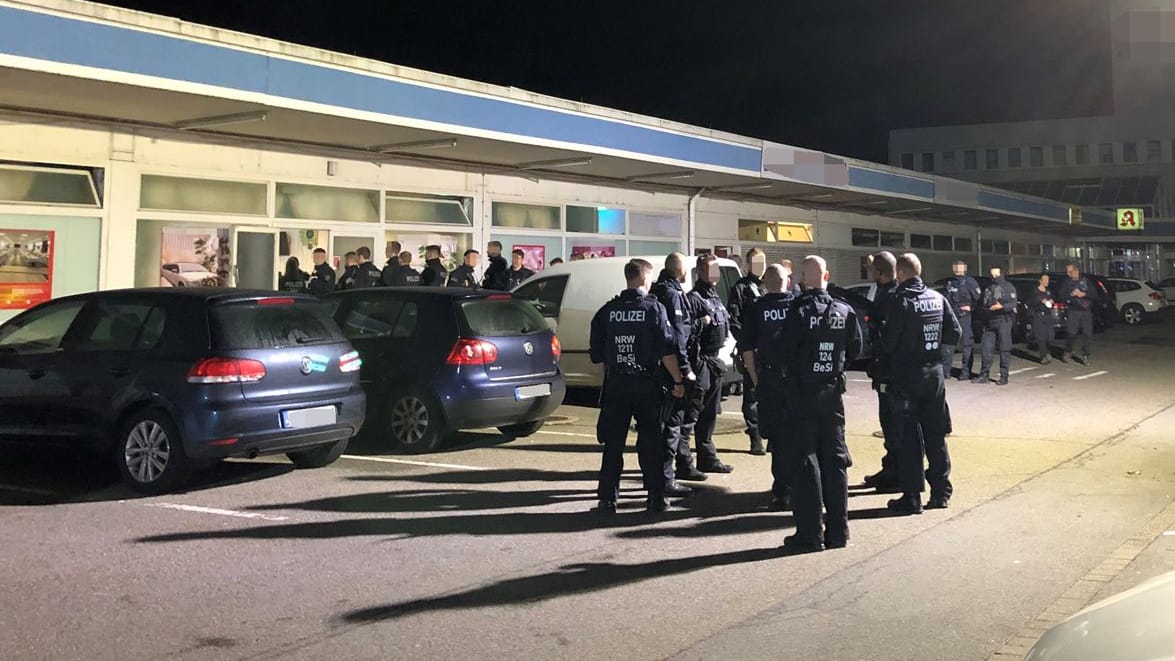 Einsatzkräfte vor der Veranstaltungshalle in Ratingen: Hier wurde illegal Bingo gespielt. Einsatzkräfte vor der Veranstaltungshalle in Ratingen: Hier wurde illegal Bingo gespielt.