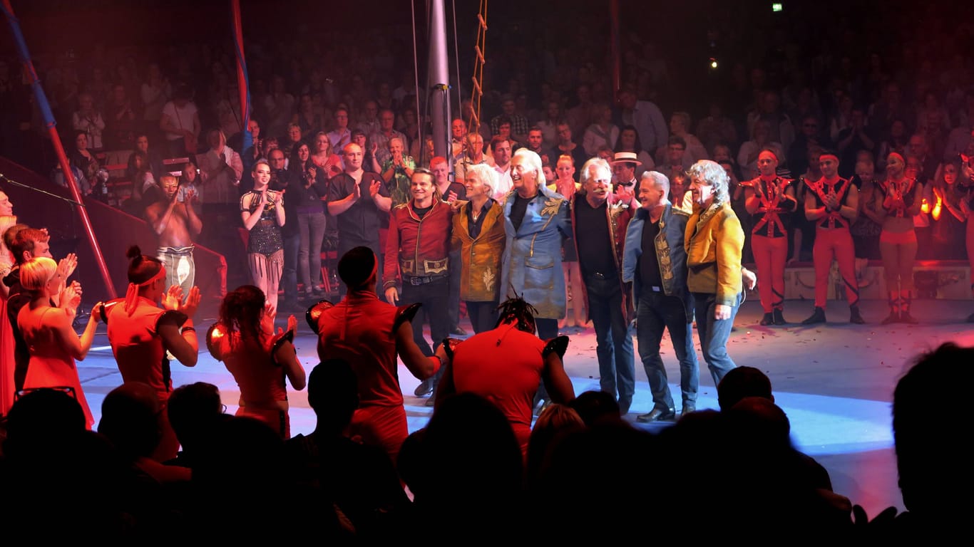 Die Kölner Band "Höhner" in einer Zirkus-Manege. Anlässlich ihres Jubiläums veranstalten die Musiker eine Show mit dem Zirkus Roncalli.
